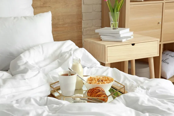 Taca ze smacznym śniadaniem na łóżku — Zdjęcie stockowe