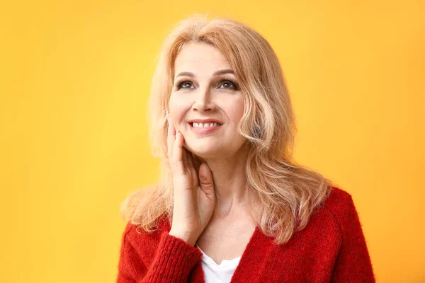 Portret van mooie rijpe vrouw op kleur achtergrond — Stockfoto