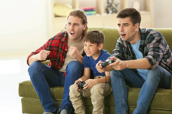 Schwules Paar mit Adoptivkind spielt Videospiel zu Hause — Stockfoto