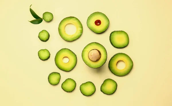 Verse avocado op kleur achtergrond — Stockfoto