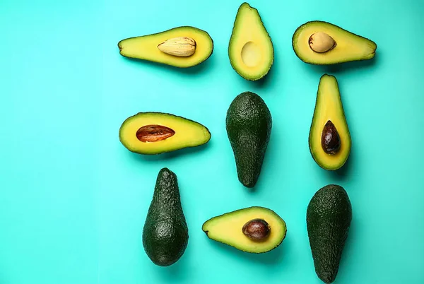 Verse avocado op kleur achtergrond — Stockfoto