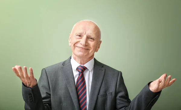 Retrato de feliz hombre de negocios de edad sobre fondo de color — Foto de Stock