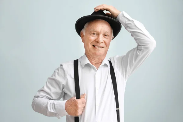Retrato de anciano con sombrero sobre fondo claro — Foto de Stock