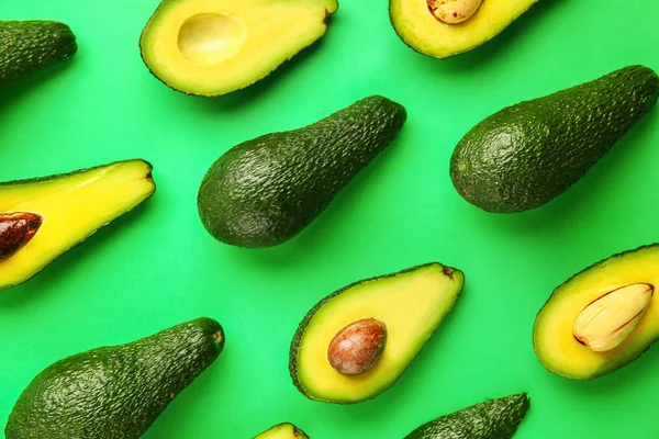 Verse avocado op kleur achtergrond — Stockfoto