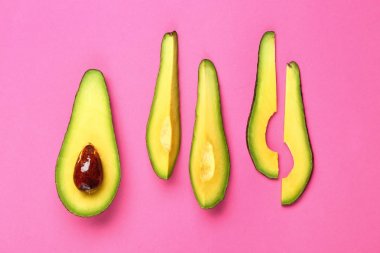 Renk arka planda taze kesilmiş avokado
