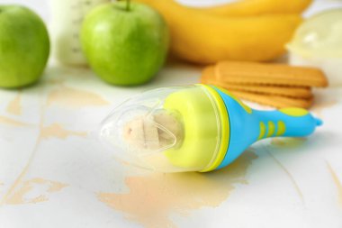 Işık masasında bebek nibbler