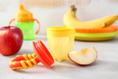 Bebek nibbler ve elma masada