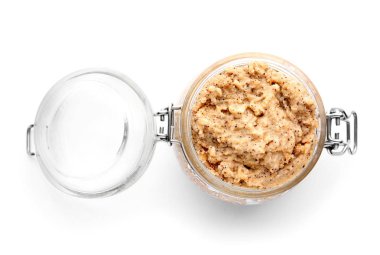 Beyaz arka planda vücut fırçası olan kavanoz