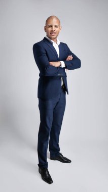 Yakışıklı Afrikalı-Amerikalı işadamı gri arka plan üzerinde