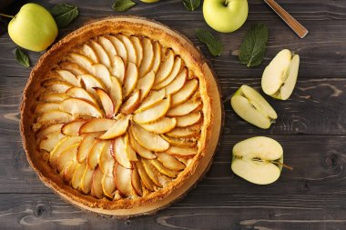 Tahta masada lezzetli elmalı turta.