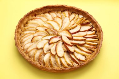 Renkli arka planda lezzetli elmalı turta