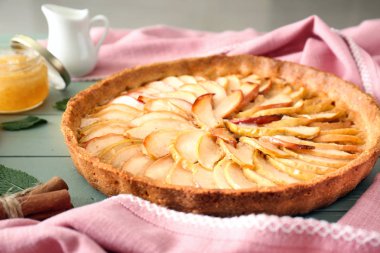Masada lezzetli elmalı turta