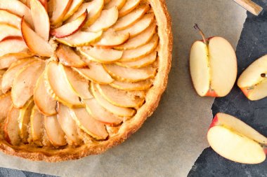 Masada lezzetli elmalı turta