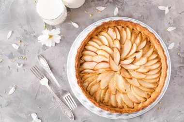 Lezzetli elmalı turta ve masada süt bardağı