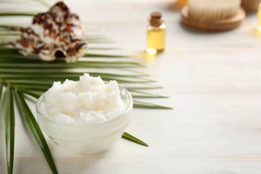 Beyaz ahşap arka plan üzerinde vücut scrub ile Bowl