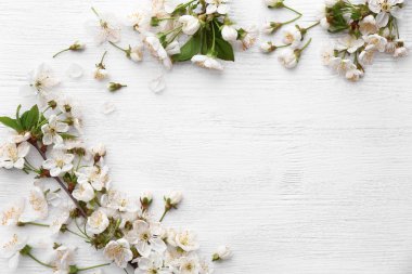 Beyaz ahşap arka planda güzel çiçekler