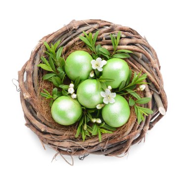 Beyaz arka planda güzel Paskalya yumurtaları olan bir yuva.