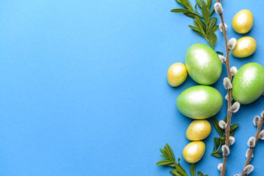 Güzel Paskalya yumurtaları ve kedi söğüt renkli arka plan