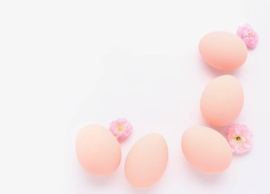 Beyaz arka planda güzel Paskalya yumurtaları
