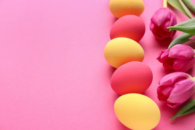 Renkli arka planda çiçekler ile güzel Paskalya yumurtaları