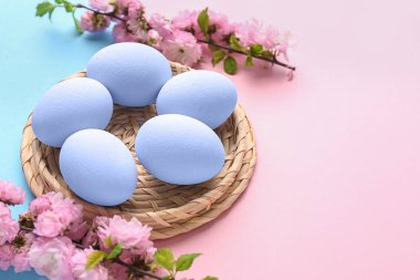Renkli arka planda çiçekler ile güzel Paskalya yumurtaları