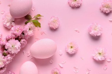 Renkli arka planda çiçekler ile güzel Paskalya yumurtaları