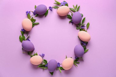 Çerçeve renkli arka plan üzerinde güzel Paskalya yumurtaları yapılmış