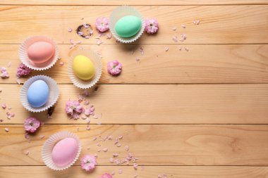Ahşap zemin üzerine çiçekli güzel Paskalya yumurtaları