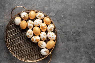 Grunge arka planda güzel Paskalya yumurtaları ile Tepsi