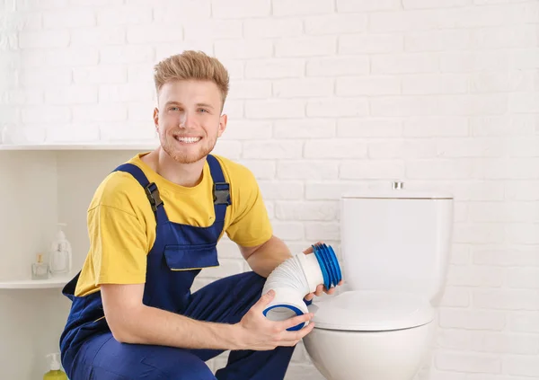 Loodgieter werken in toilet — Stockfoto