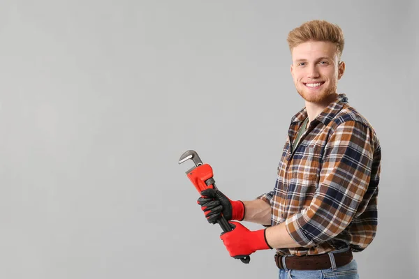 Stilig rörmokare på grå bakgrund — Stockfoto