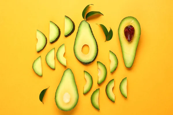 Vers gesneden avocado op kleur achtergrond — Stockfoto