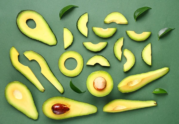Vers gesneden avocado op kleur achtergrond — Stockfoto
