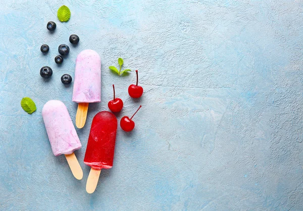 色の背景においしいアイスクリームとベリー — ストック写真