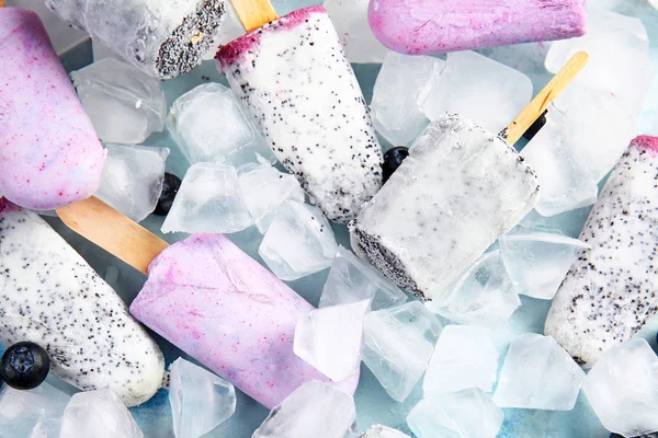 Açık renkli lezzetli dondurma — Stok fotoğraf