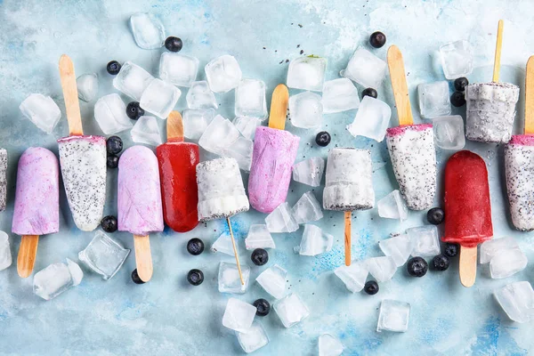 Helado sabroso con bayas sobre fondo de color — Foto de Stock