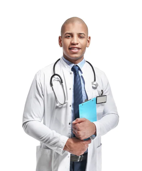 Bonito médico afro-americano em fundo branco — Fotografia de Stock