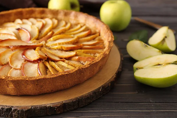 Smakelijke appeltaart op houten tafel, close-up — Stockfoto