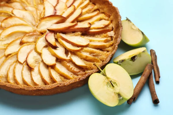 Вкусный яблочный пирог на цветном фоне — стоковое фото