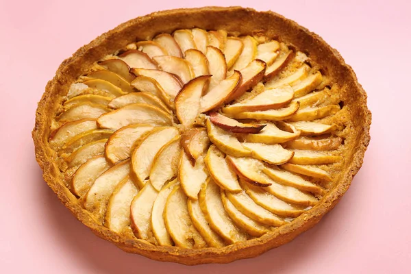 Smakelijke appeltaart op kleur achtergrond — Stockfoto