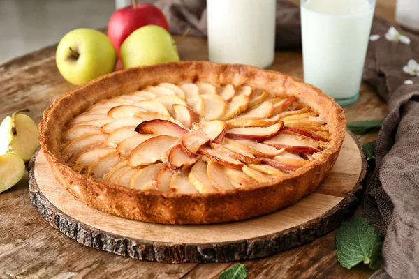 Smakelijke appeltaart op houten tafel — Stockfoto