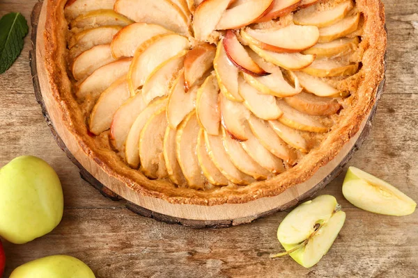 Ízletes almás pite a fa asztalon — Stock Fotó