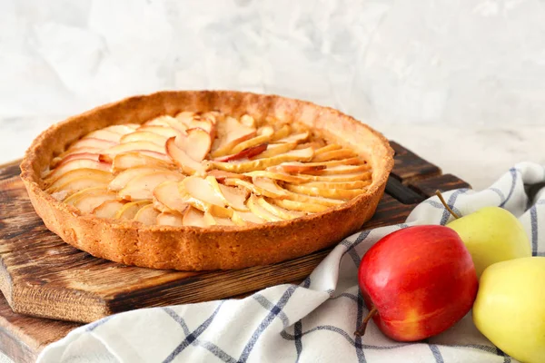 Tarte aux pommes savoureuse sur la table — Photo