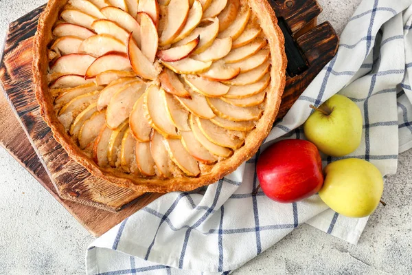 Smakelijke appeltaart op tafel — Stockfoto