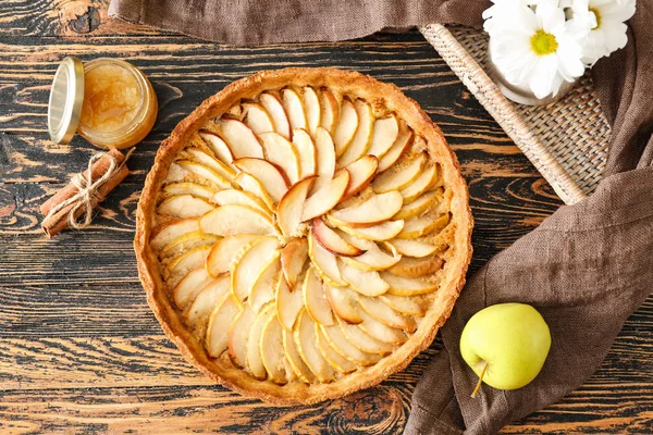 Torta de maçã saborosa na mesa de madeira — Fotografia de Stock