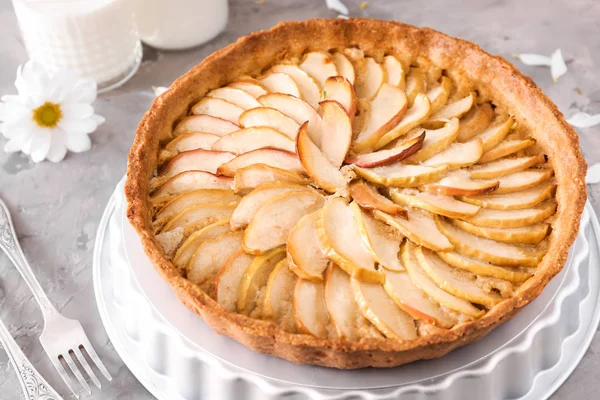 Smakelijke appeltaart op tafel — Stockfoto