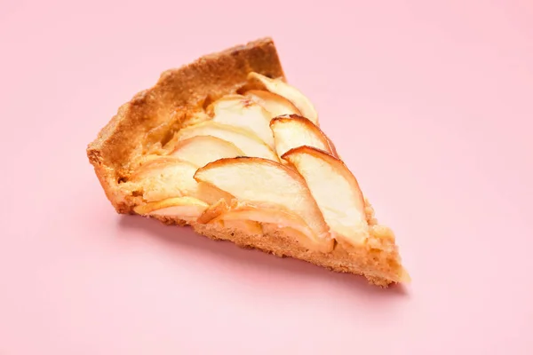 Шматок смачного яблучного пирога на кольоровому фоні — стокове фото