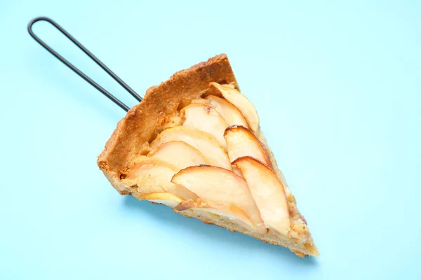 Pièce de tarte aux pommes savoureuse sur fond de couleur — Photo