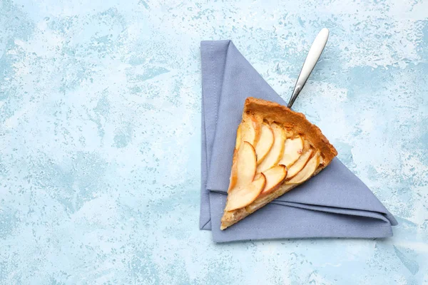 Piece of tasty apple pie on color background — Stock Photo, Image