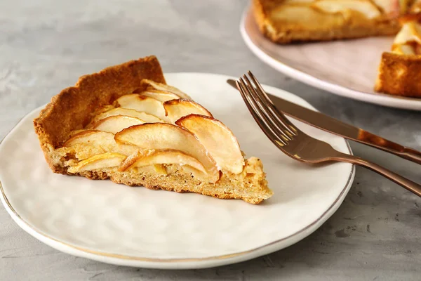 Тарілка з шматочком смачного яблучного пирога на столі — стокове фото